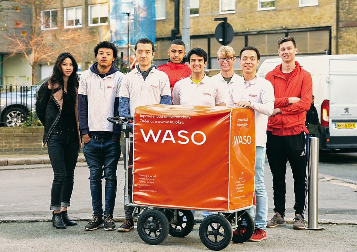 WASOに携わった8人のメンバーが写った写真