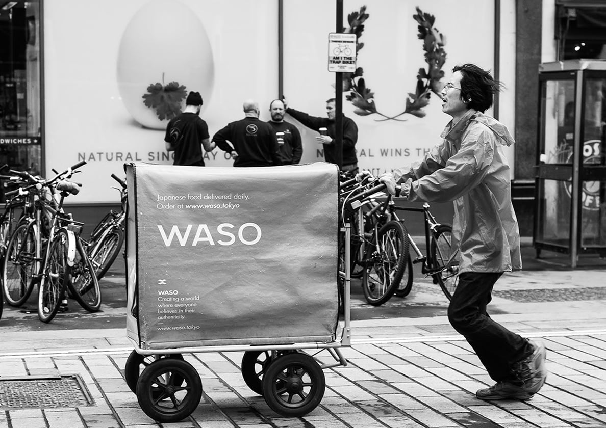 WASOのトロリーと一緒に走る写真