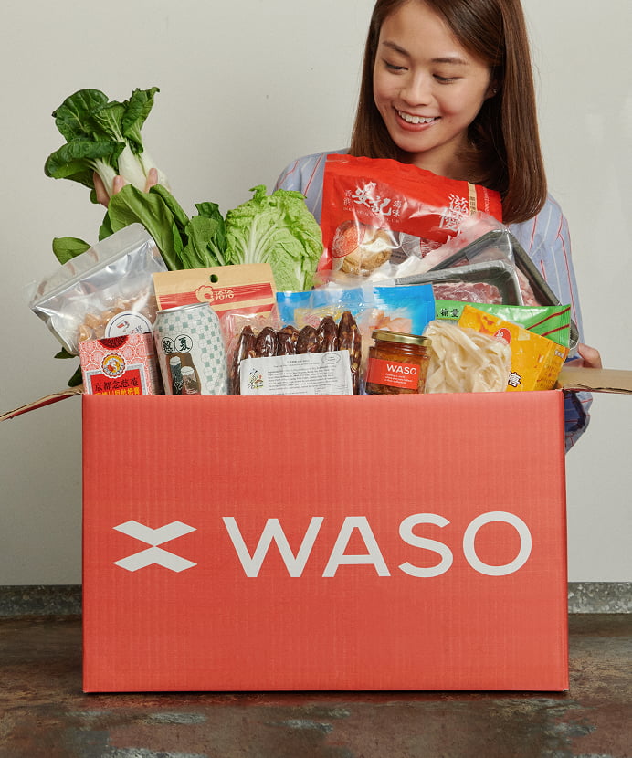 開封 WASO 配送箱並查看商品的女性照片