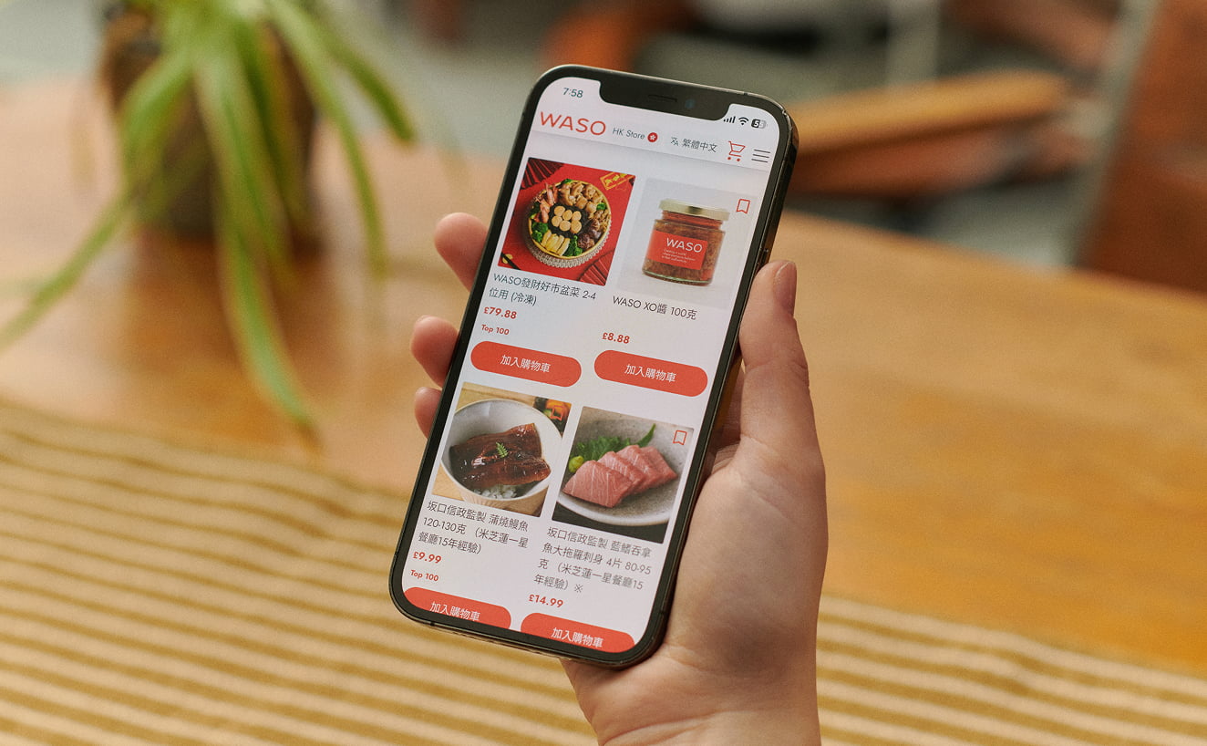 手持顯示 WASO 網店畫面的智能手機照片